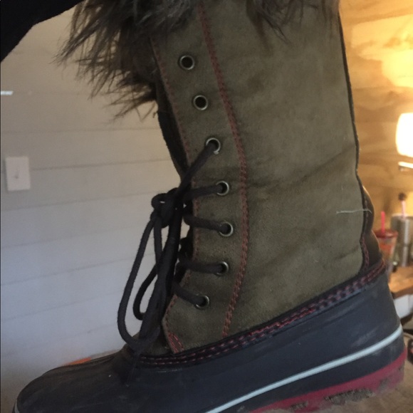 Furry Insulated Snow Boots - Picture 2 of 3